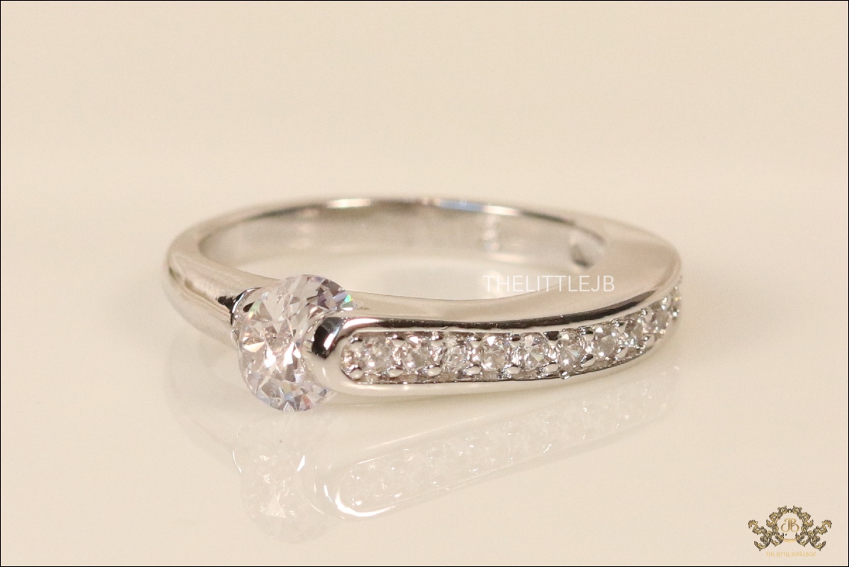 Designer Tripod Shaped Ring with Rotating Pointer