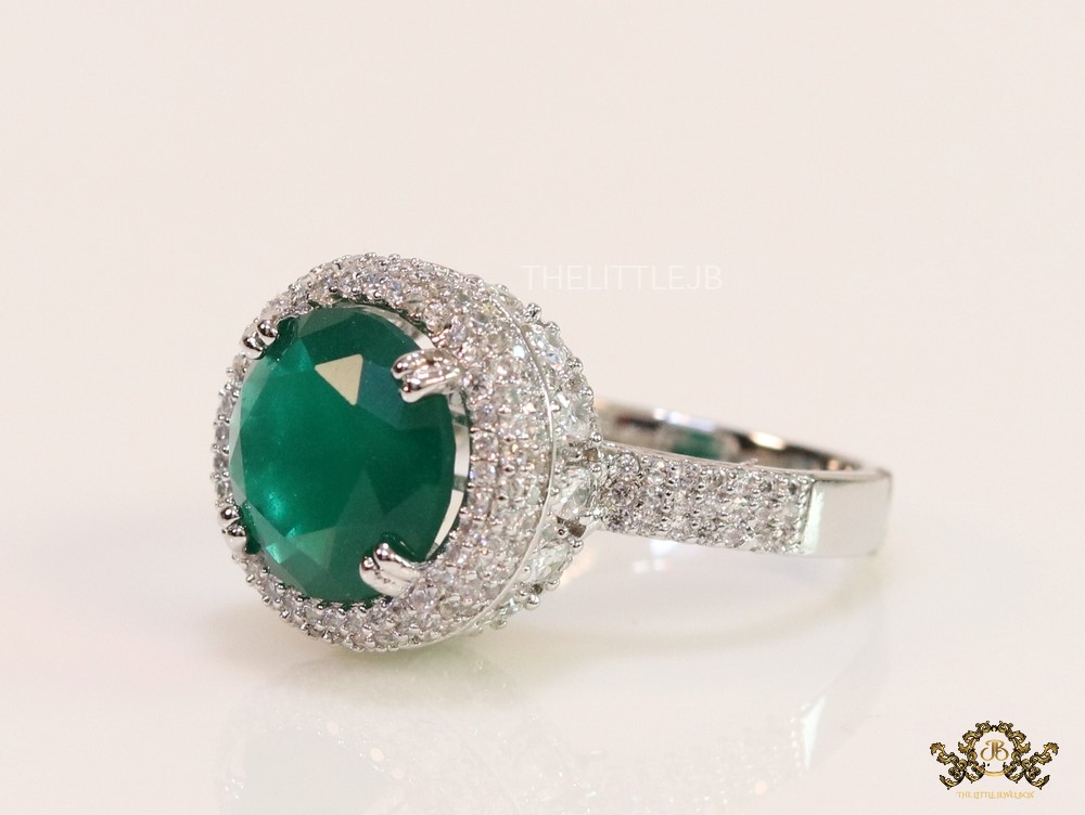 Round emerald green stone ring in platinum and cz - Image 3