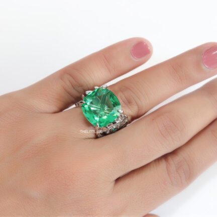 Glamourous emerald green stone with heavy detail adjustable ring