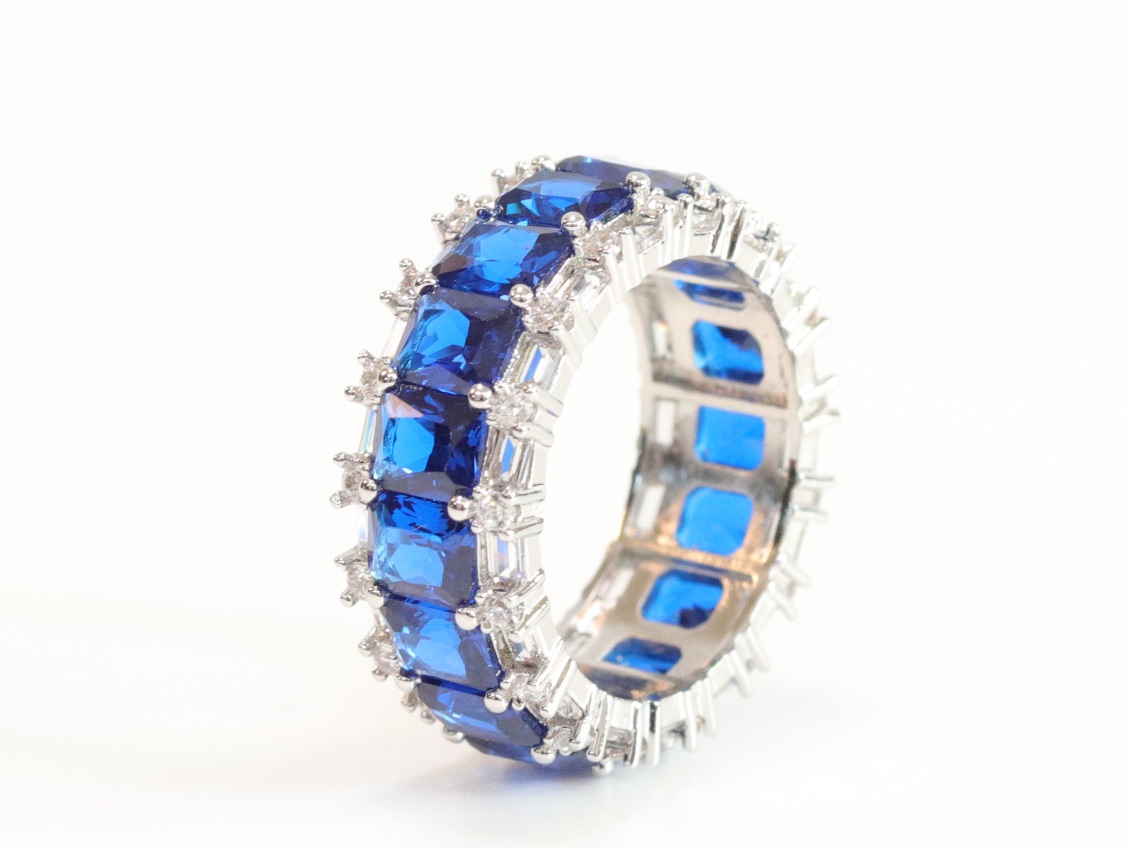 Platinum and blue baguette ring - Image 2