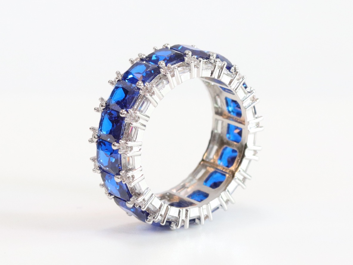 Platinum and blue baguette ring - Image 3