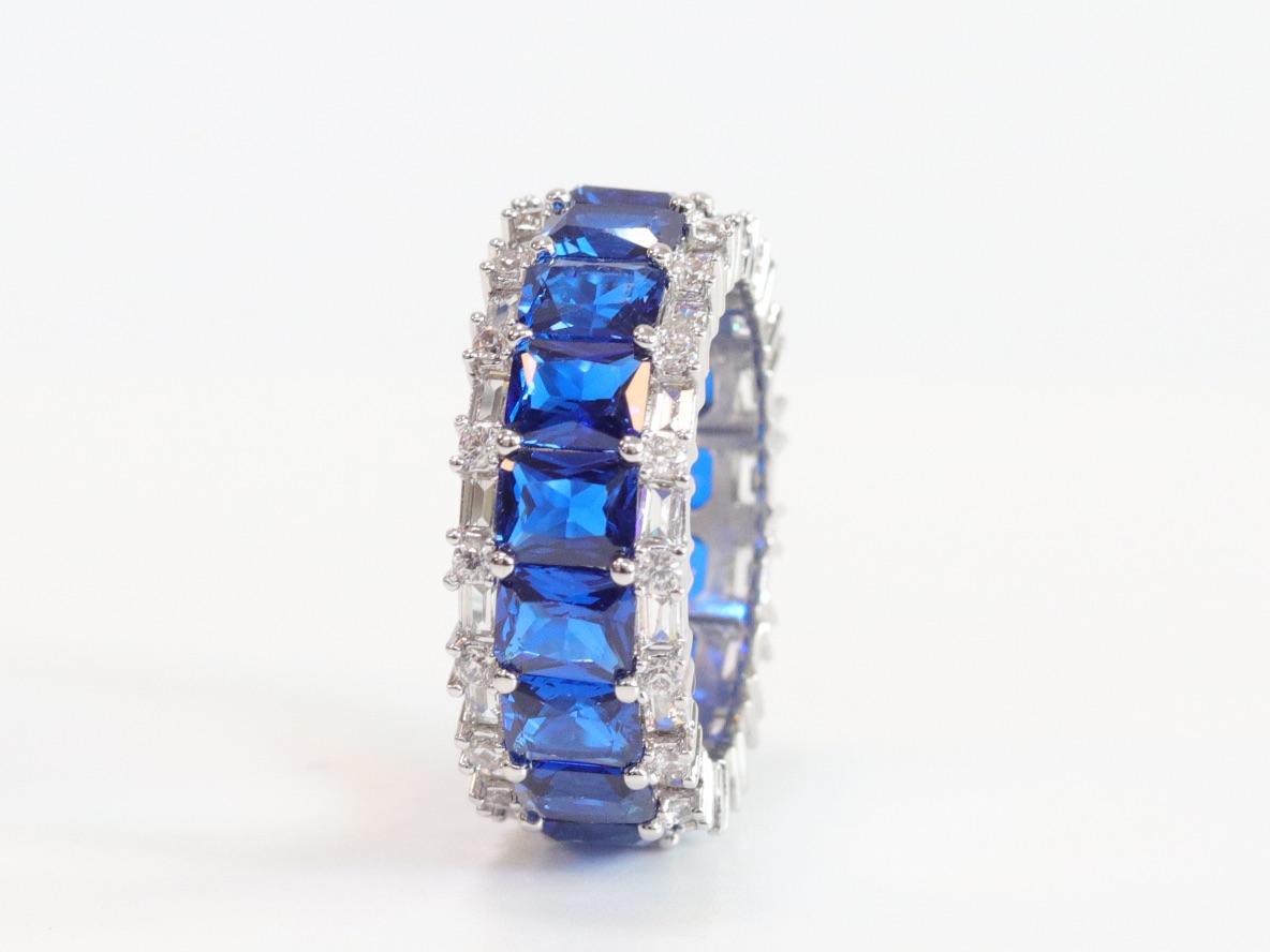Platinum and blue baguette ring - Image 4
