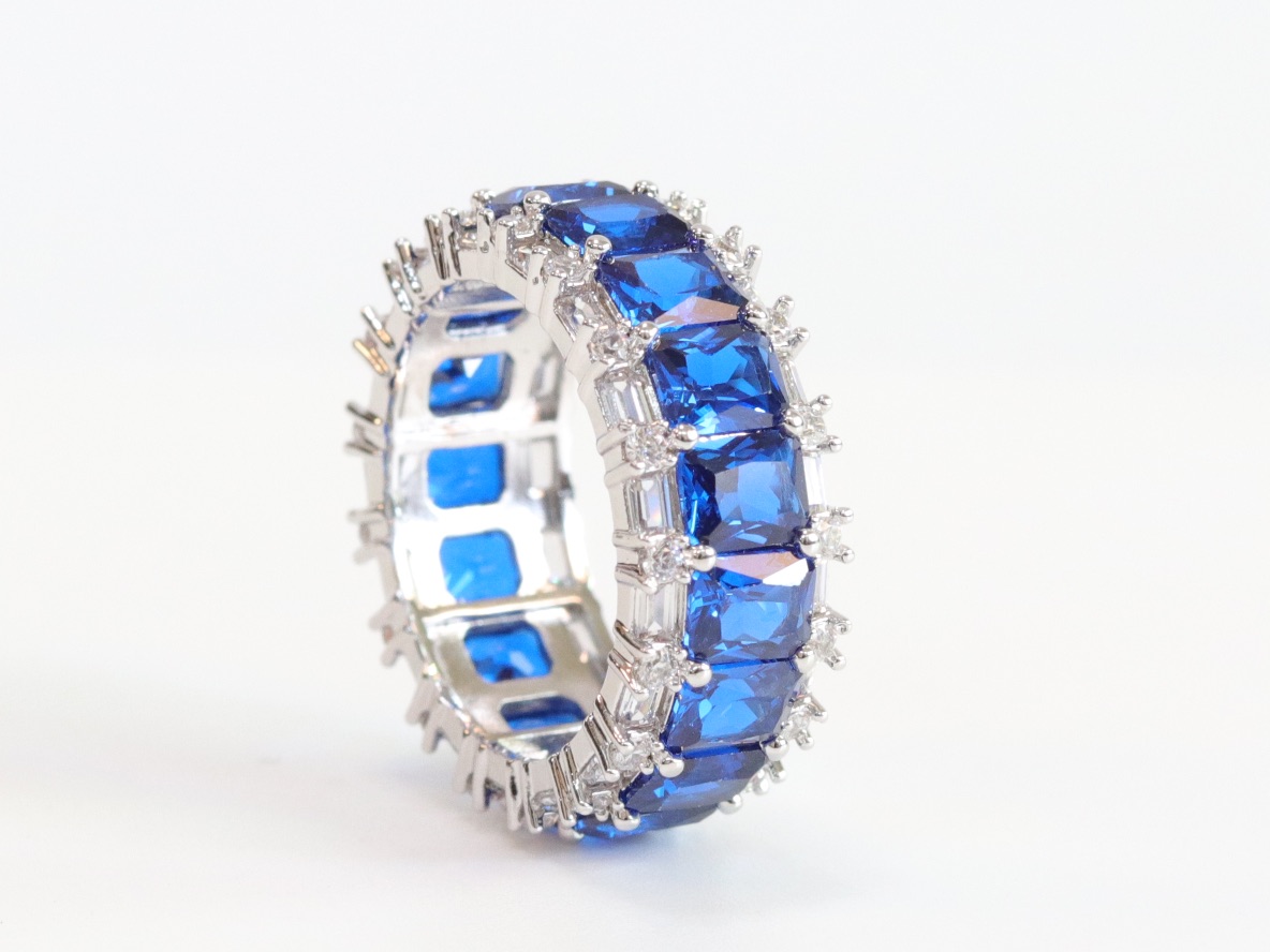 Platinum and blue baguette ring - Image 5