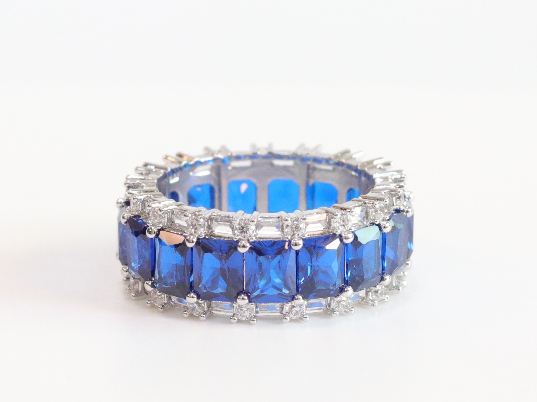 Platinum and blue baguette ring - Image 6