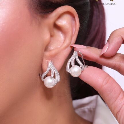 3673 Capturing pearl earrings in platinum finish