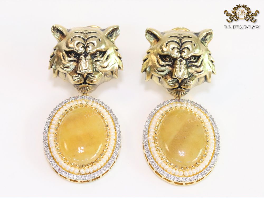 Antique tiger face with yellow stone. - Image 3