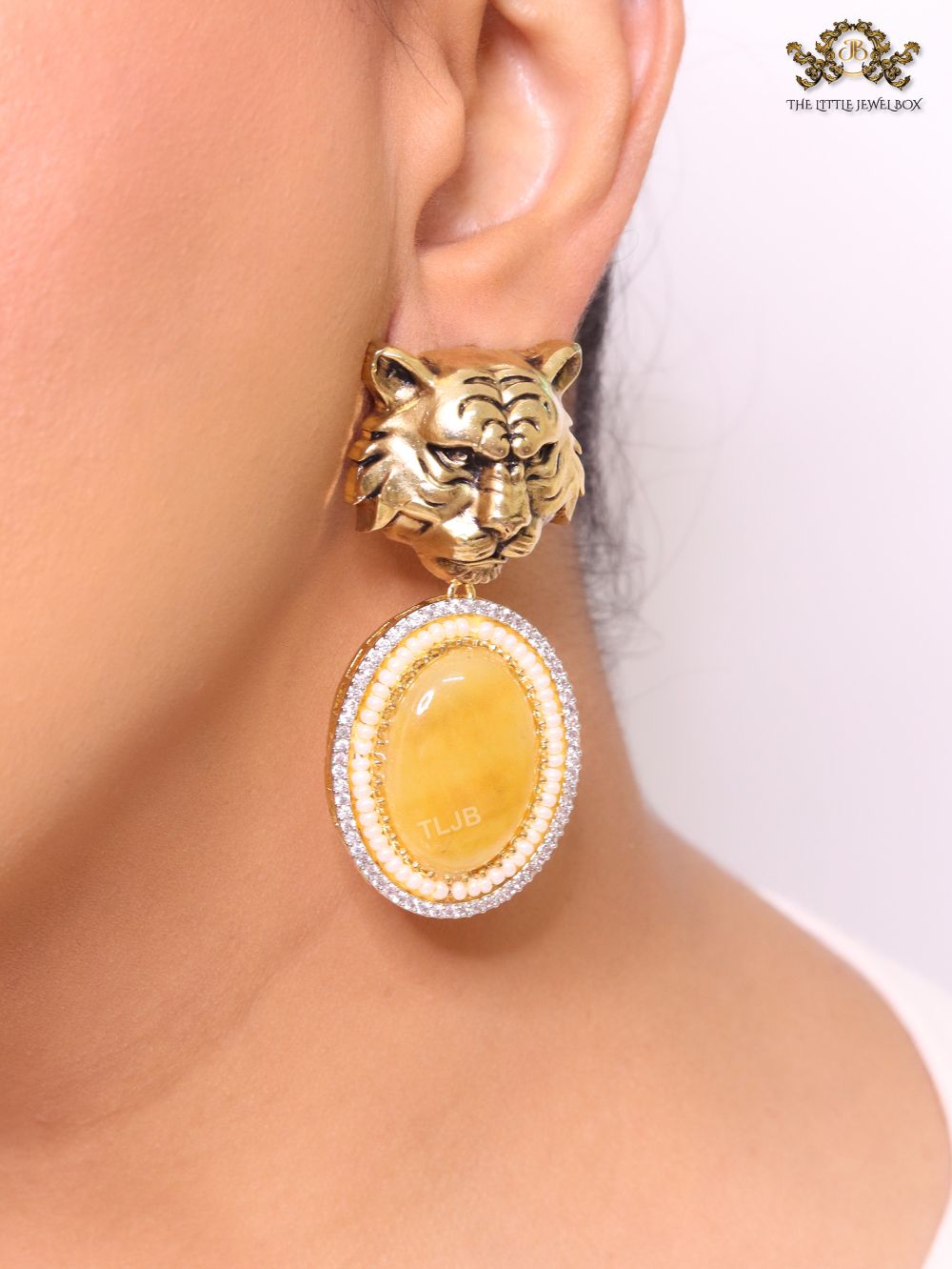 Antique tiger face with yellow stone. - Image 8