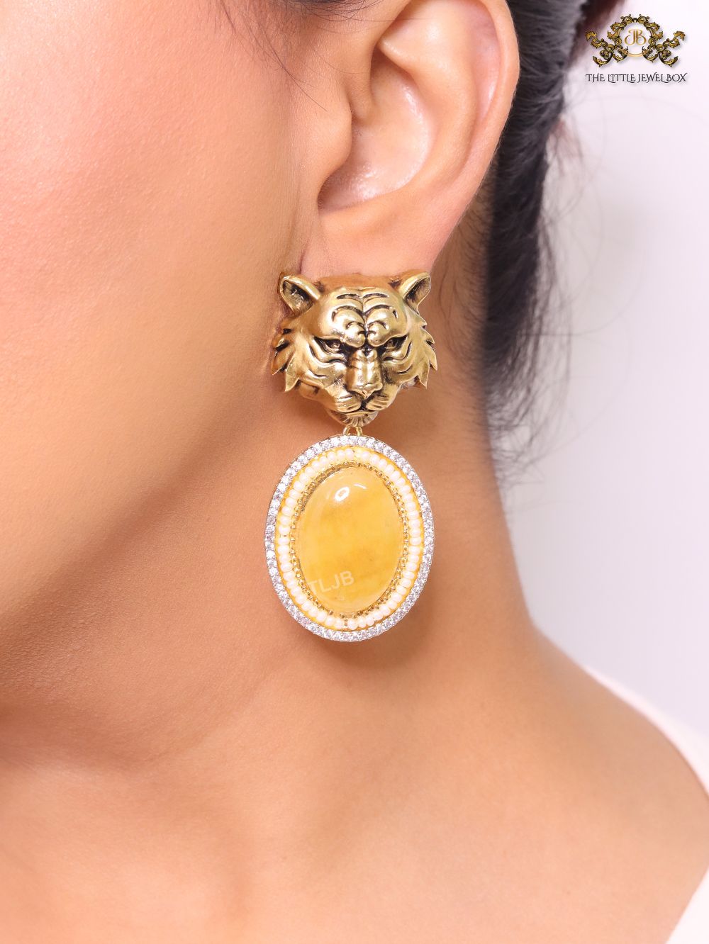 Antique tiger face with yellow stone. - Image 2