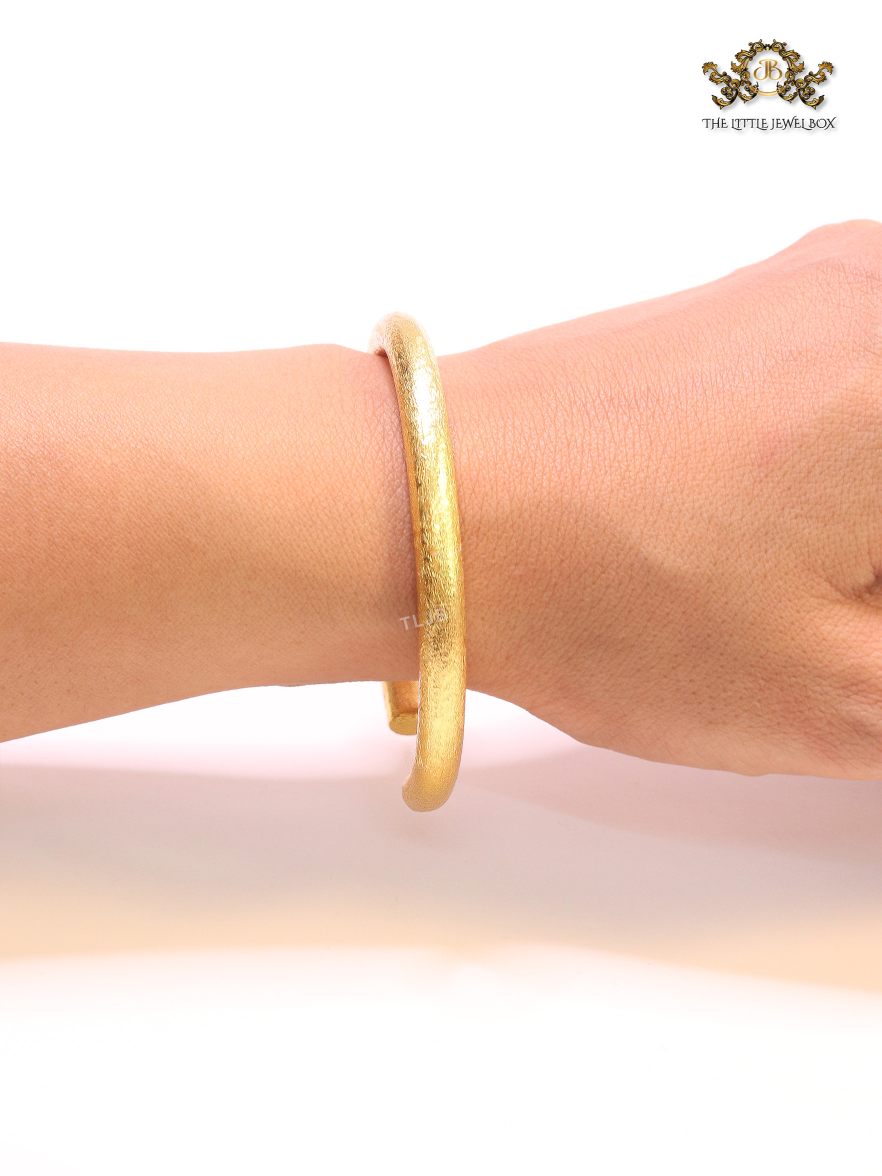 Gold-toned hammered bracelet - Image 8