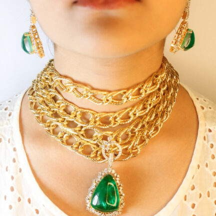 Chunky chain choker in gold and doublet Emerald